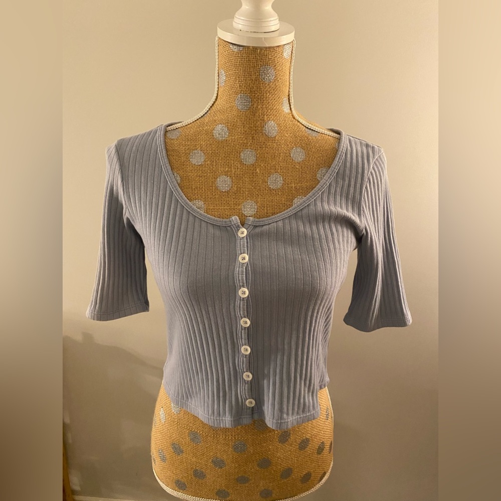 Cute button up tee, perfect condition